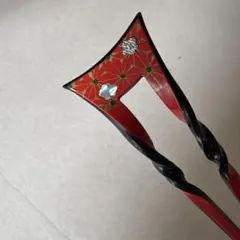 赤と黒の花模様のかんざし