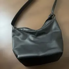 ETRÉ ブラックレザーショルダーバッグ