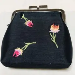 布製がま口　黒地に刺繍入り　小銭入れ　アクセサリー入れ　小物入れ