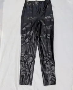 《ZARA》合成皮革スリムフィットパンツ　黒ストレッチスキニーハイウエスト