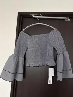オフショルダー青と白ストライプトップス