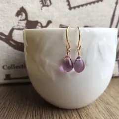 チェコドロップのシンプルピアス　ピンクパープル　ひとつぶ　しずく　イヤリング