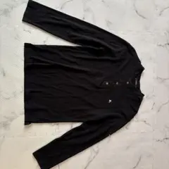 黒のヘンリーネック長袖カットソー