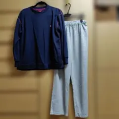 ネイビー長袖トップスとグレーのパンツセット