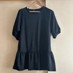 黒　トップス　フリル　チュニック