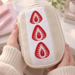 ILLIT ウォンヒ愛用　いちご刺繍ポーチ メイクポーチ ペンケース 小物入れ
