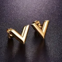 V ロゴ ピアス ゴールド シンプル つけっぱなし