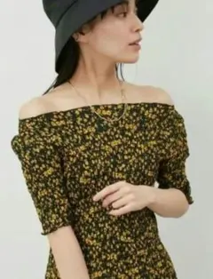 美品 Mila Owen シャーリングブラウス 半袖 トップス 花柄のサムネイル
