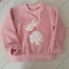ウサギ刺繍付きピンクトレーナー