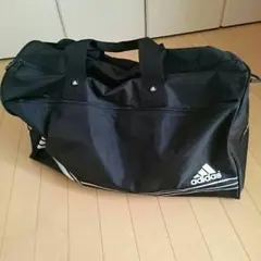 アディダスのトラベルバッグ