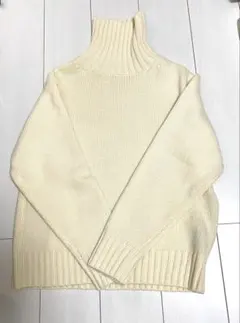 GU アイボリー タートルネック ニット