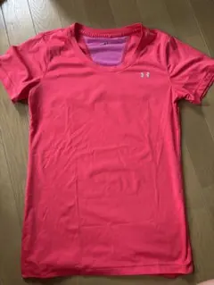 Under Armour ピンク Tシャツ