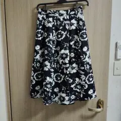 フレアスカート 黒白花柄 ひざ丈