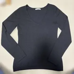 ニット　深いVネック