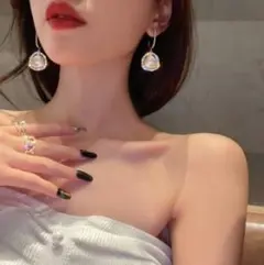 韓国　個性的 キラキラパールピアス 大人気　プレゼント　結婚式