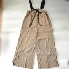 ベージュ サロペット ブラックストラップ