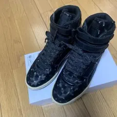 PUMA ブラック ハイカットスニーカー