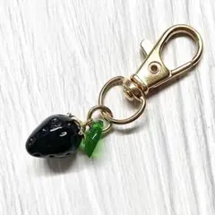 いちご ブラック 推し色 レジン チャーム キーホルダー ハンドメイド