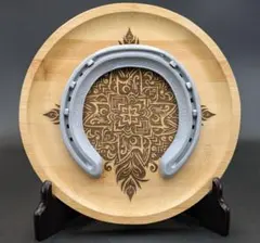 使用済みの競走用蹄鉄を打ち付けたプレート