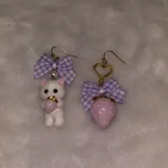 猫とイチゴのイヤリング ハンドメイド イヤリング 紫
