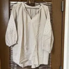アースミュージック刺繍トップスFベージュのサムネイル