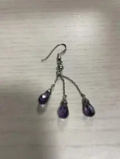 ピアス3つの紫色のドロップパーツがチェーンで吊るされたデザイン　片耳ピアス