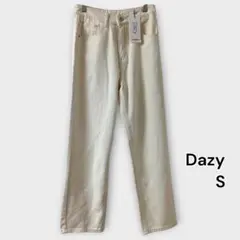 試着のみタグ付きDazy クリーム色ストレートデニム レディースS相当