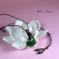 『愛』サーペンティンとバイオタイト入エメラルドのマクラメペンダントネックレス