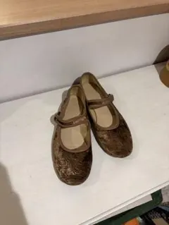 ブラウンエンボス加工メリージェーンシューズ