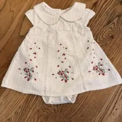 プティマイン　ホワイト刺繍半袖ブラウスとデニムパンツ