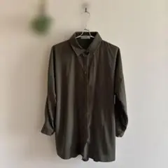 カーキ　シャツ
