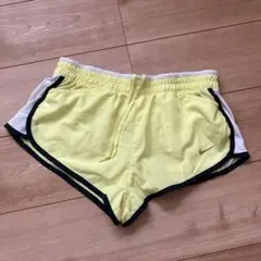 Nike DRI-FIT イエロー ショートパンツ