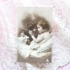 アンティークポストカード　お人形とテディベアとおしゃべりの可愛い少女　1912年