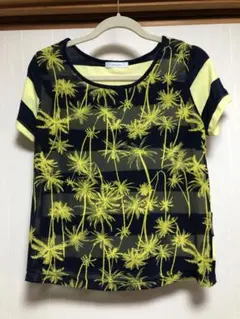美品　キリア　ヤシ柄トップス　M〜Lサイズ