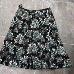 Aylesbury 花柄フレアスカート ブラック　９号　丈58cmのサムネイル