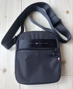 美品 TOMMY HILFIGER ブラックショルダーバッグ