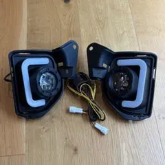 ハイエース200系7型 純正LEDフォグランプ左右 新車外し - メルカリ