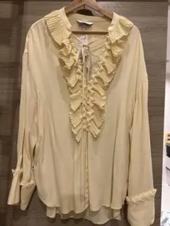 フリル付き長袖ブラウス