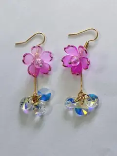 桜色フラワーとオーロラビーズの揺れるピアス