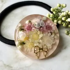 ハンドメイド レジン ヘアゴム ドライフラワー パール - メルカリ