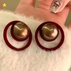 赤い円形パール風ピアス　カジュアル　エレガント　個性的　アート　ユニーク