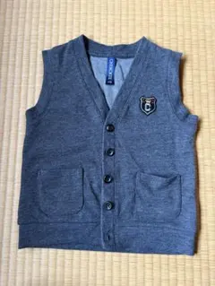 グレーのボタン付きベスト