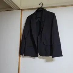 黒のテーラードジャケット