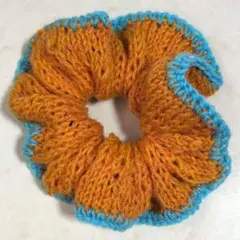 ハンドメイド　ニットシュシュ オレンジと青 　毛混　毛糸