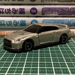 トミカ 日産 GT-R R35 シャンパンゴールドのサムネイル