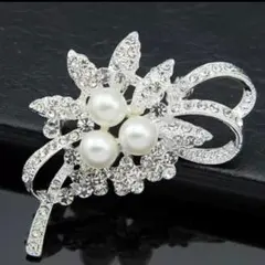 トリプル　パール　ブローチ　結婚式　フォーマル　面接　お祝い　ギフト　二次会