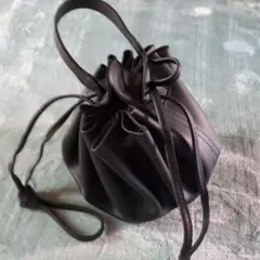 黒の合皮皮革巾着型ハンドバッグ