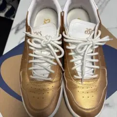 ASICS ゴールド ホワイト スニーカー