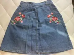 NICE CLAUP デニム　ミニスカート　刺繍入り　赤