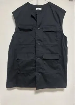 黒のノースリーブベスト